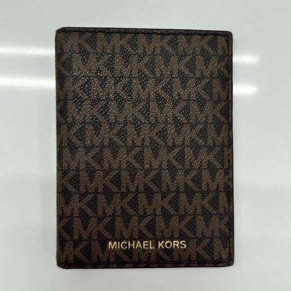 Michael Kors Passport Holder and Wallet - Picture 1 of 3